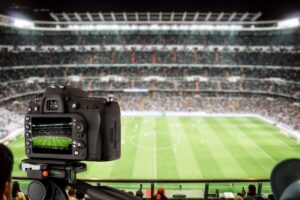 A imagem mostra uma câmera que está transmitindo uma partida de futebol ao vivo.